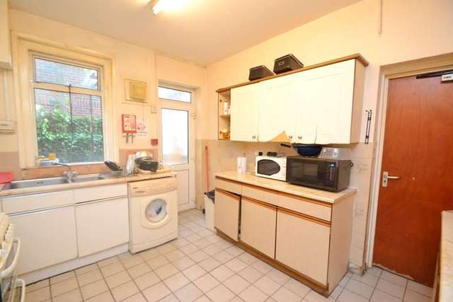  Image of 6 bedroom Detached house for sale in Arthur Road Shirley Southampton SO15 at Southampton, SO15 5DW