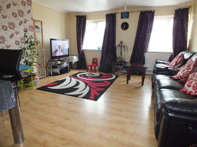  Image of 3 bedroom Flat to rent in Southcote Parade Reading RG30 at Reading Berkshire Whitley, RG30 3DT