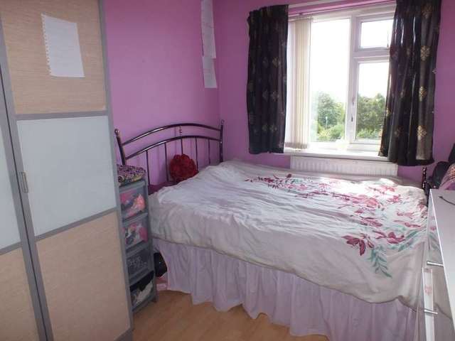  Image of 3 bedroom Flat to rent in Southcote Parade Reading RG30 at Reading Berkshire Whitley, RG30 3DT
