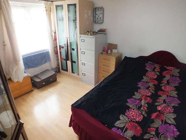  Image of 3 bedroom Flat to rent in Southcote Parade Reading RG30 at Reading Berkshire Whitley, RG30 3DT