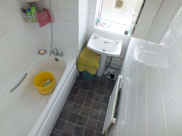  Image of 3 bedroom Flat to rent in Southcote Parade Reading RG30 at Reading Berkshire Whitley, RG30 3DT