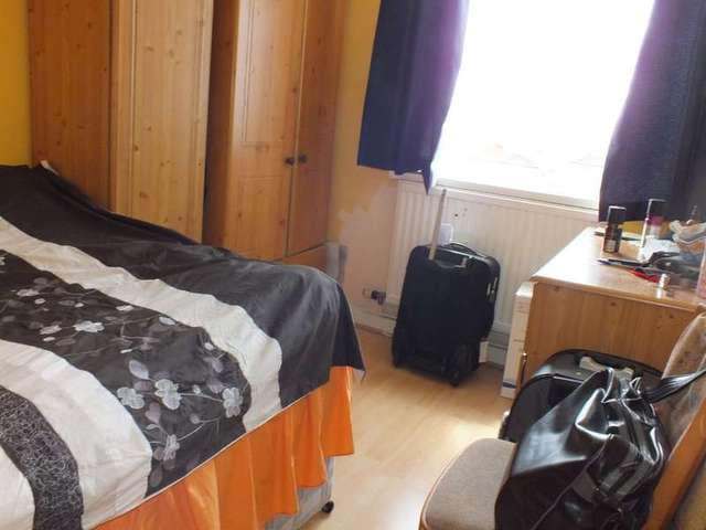  Image of 3 bedroom Flat to rent in Southcote Parade Reading RG30 at Reading Berkshire Whitley, RG30 3DT