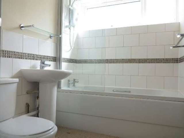  Image of 1 bedroom Flat to rent in Southcote Road Reading RG30 at Southcote Road  Reading, RG30 2AT
