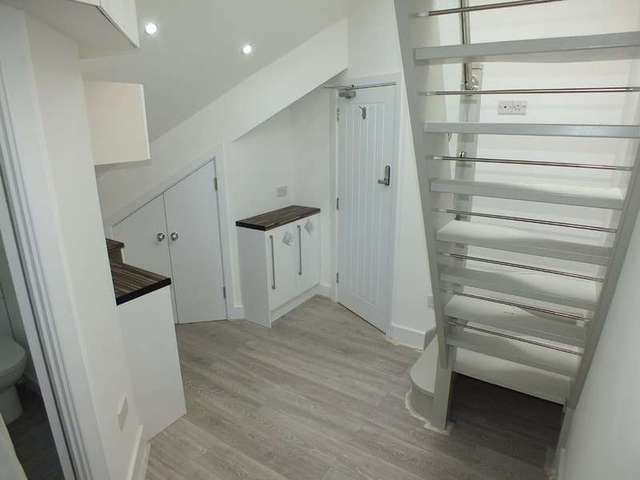  Image of 1 bedroom Flat to rent in The Dell Reading RG1 at South Street Reading Reading, RG1 4JT