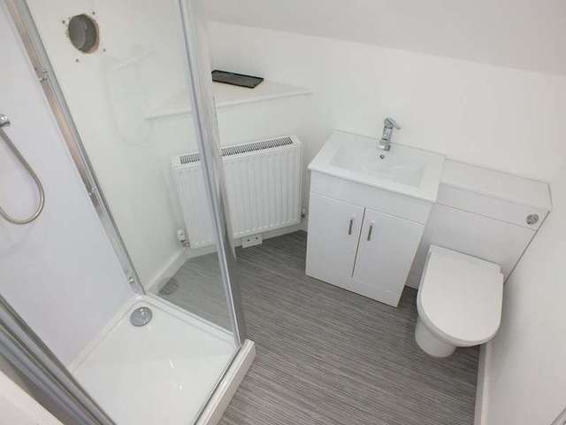  Image of 1 bedroom Flat to rent in The Dell Reading RG1 at South Street Reading Reading, RG1 4JT