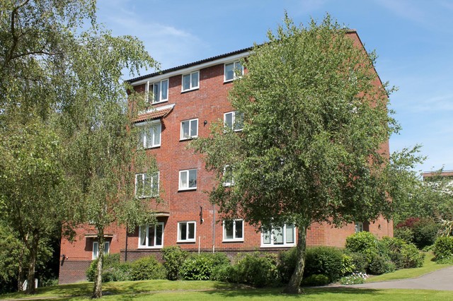  Image of 2 bedroom Flat to rent in St. Leonards Park East Grinstead RH19 at East Grinstead, RH19 1EE
