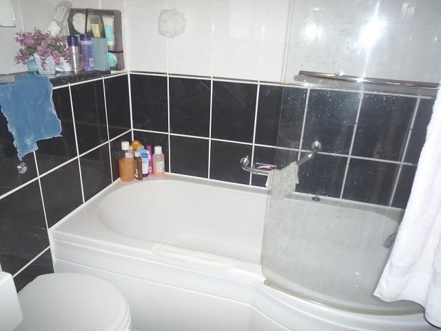  Image of 2 bedroom Flat to rent in St. Leonards Park East Grinstead RH19 at East Grinstead, RH19 1EE