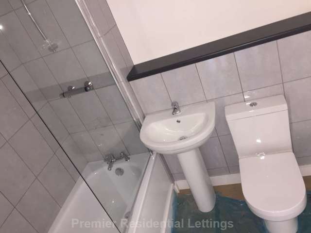  Image of 2 bedroom Apartment to rent in Stand Lane Radcliffe Manchester M26 at Stand Lane Radcliffe Manchester, M26 1NW