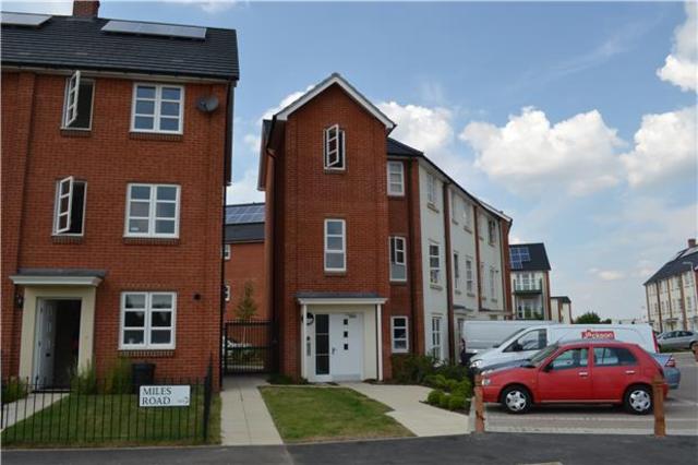  Image of 2 bedroom Flat to rent in Cotton Close Mitcham CR4 at 8 Cotton Close  Surrey, CR4 3GR