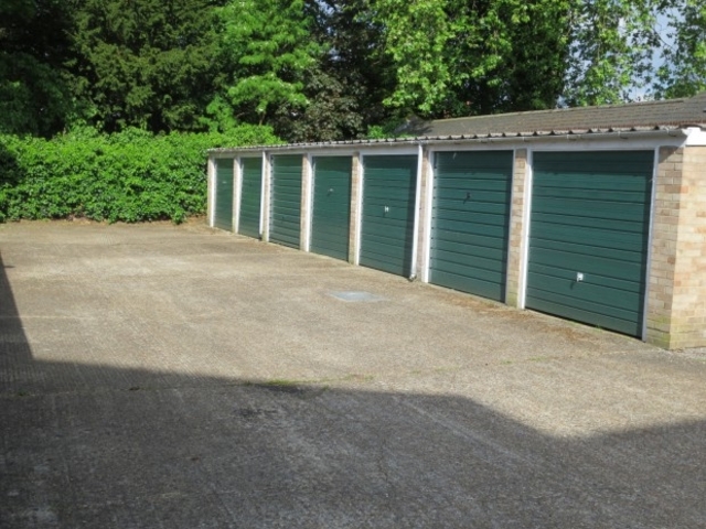  Image of 2 bedroom Flat to rent in Elton Close Kingston upon Thames KT1 at Elton Close  Hampton Wick, KT1 4EE