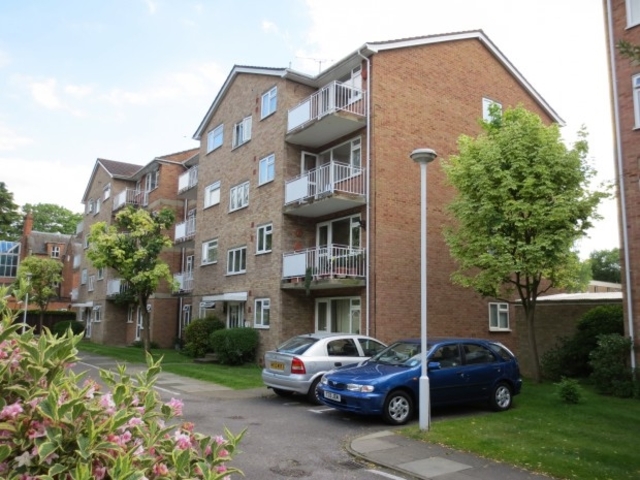  Image of 2 bedroom Flat to rent in Elton Close Kingston upon Thames KT1 at Elton Close  Hampton Wick, KT1 4EE