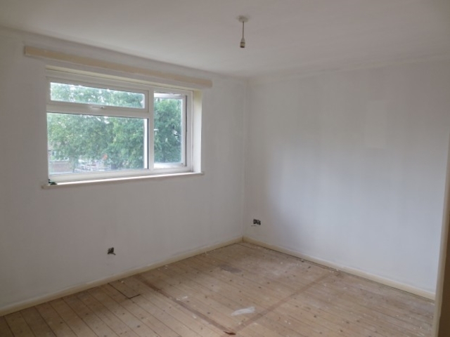  Image of 2 bedroom Flat to rent in Elton Close Kingston upon Thames KT1 at Elton Close  Hampton Wick, KT1 4EE