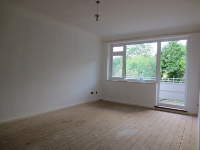  Image of 2 bedroom Flat to rent in Elton Close Kingston upon Thames KT1 at Elton Close  Hampton Wick, KT1 4EE