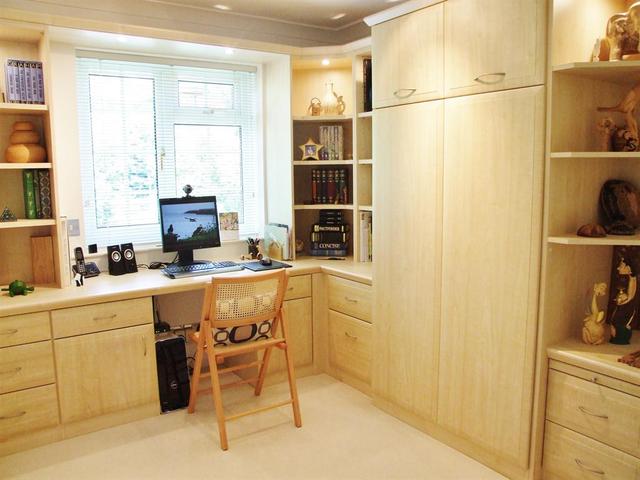  Image of 2 bedroom Flat for sale in Sycamore Close Carshalton SM5 at Carshalton Surrey Carshalton, SM5 2PS
