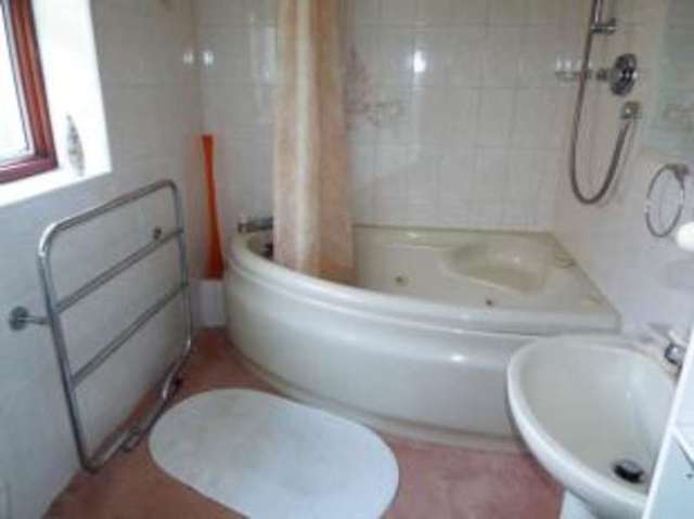  Image of 4 bedroom Bungalow for sale in Mulfords Hill Tadley RG26 at Tadley Hampshire Tadley, RG26 3LQ