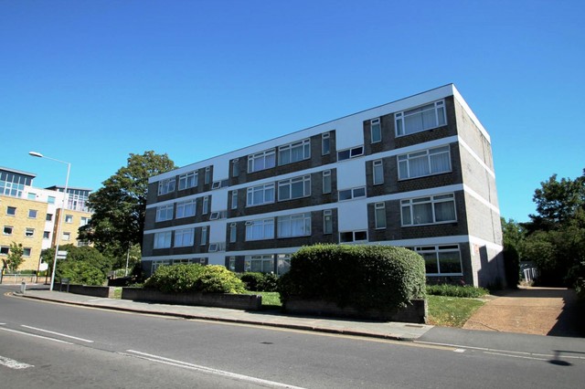  Image of Studio flat to rent in St. Marks Hill Surbiton KT6 at St. Marks Hill  Surbiton, KT6 4PY