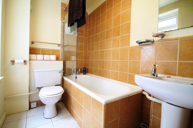  Image of Studio flat to rent in St. Marks Hill Surbiton KT6 at St. Marks Hill  Surbiton, KT6 4PY