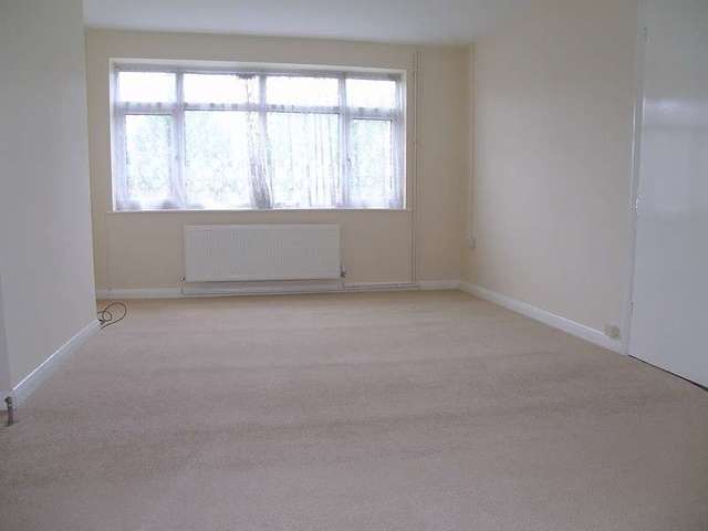  Image of 3 bedroom Semi-Detached house to rent in Underwood Road Reading RG30 at Southcote  Reading, RG30 3LY