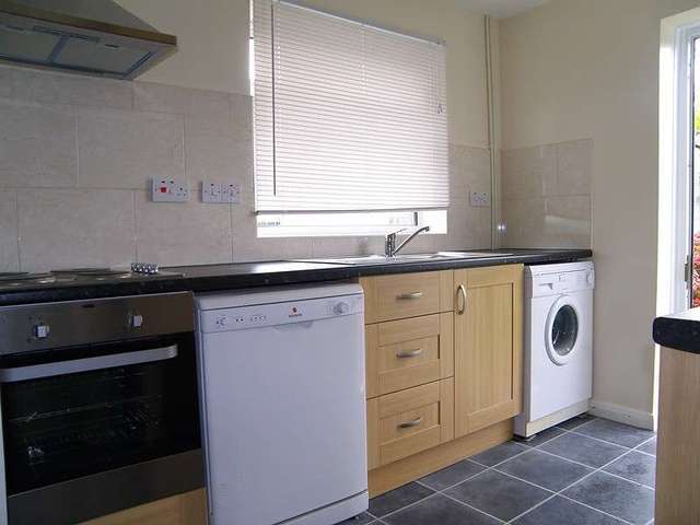  Image of 3 bedroom Semi-Detached house to rent in Underwood Road Reading RG30 at Southcote  Reading, RG30 3LY
