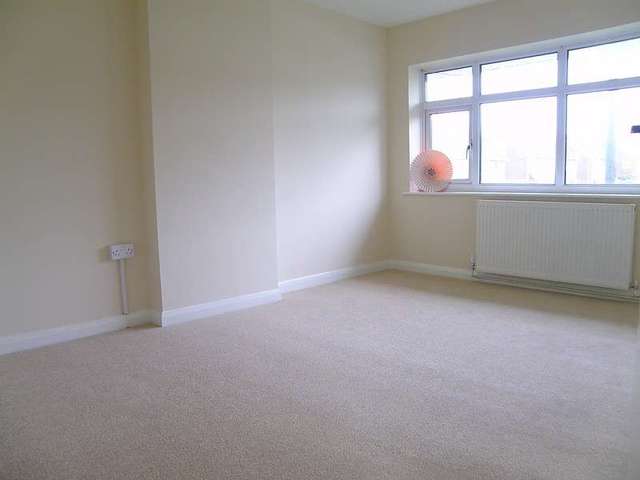  Image of 3 bedroom Semi-Detached house to rent in Underwood Road Reading RG30 at Southcote  Reading, RG30 3LY