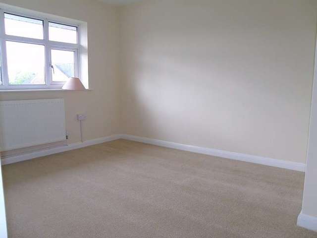  Image of 3 bedroom Semi-Detached house to rent in Underwood Road Reading RG30 at Southcote  Reading, RG30 3LY