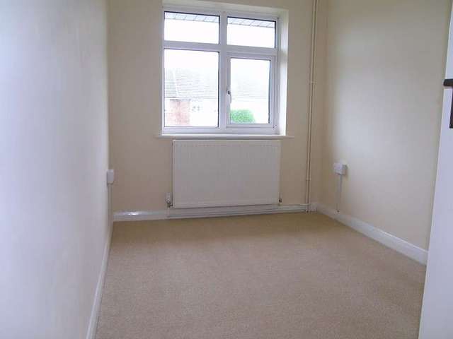  Image of 3 bedroom Semi-Detached house to rent in Underwood Road Reading RG30 at Southcote  Reading, RG30 3LY
