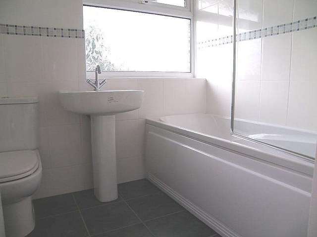  Image of 3 bedroom Semi-Detached house to rent in Underwood Road Reading RG30 at Southcote  Reading, RG30 3LY