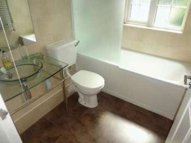  Image of 2 bedroom Flat to rent in Uxbridge Road Hatch End Pinner HA5 at Uxbridge Road Hatch End Pinner, HA5 4JS