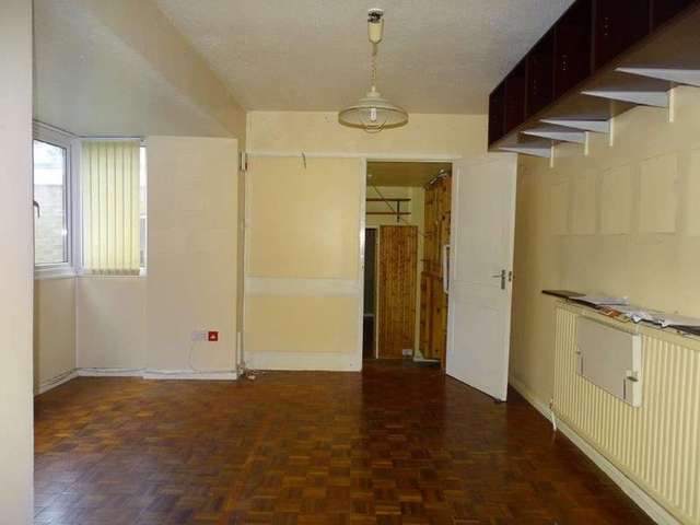  Image of 4 bedroom Detached house for sale in Vermont Close Southampton SO16 at Bassett  Southampton, SO16 7LT