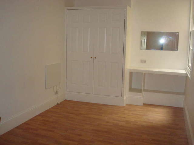  Image of 1 bedroom Flat to rent in Victoria Parade Torquay TQ1 at Torquay St Marychurch, TQ1 2BB