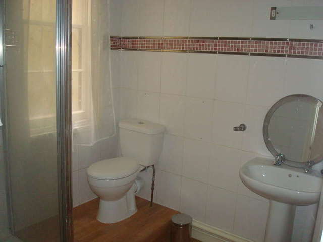  Image of 1 bedroom Flat to rent in Victoria Parade Torquay TQ1 at Torquay St Marychurch, TQ1 2BB