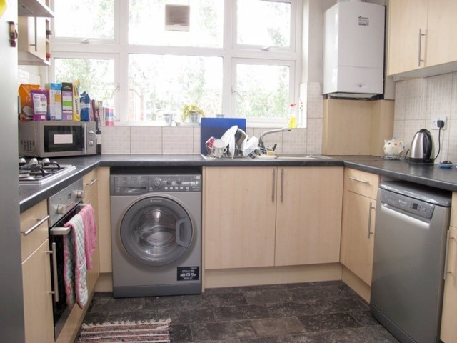  Image of 4 bedroom Flat to rent in Wayford Street London SW11 at Wayford Street  London, SW11 2TR