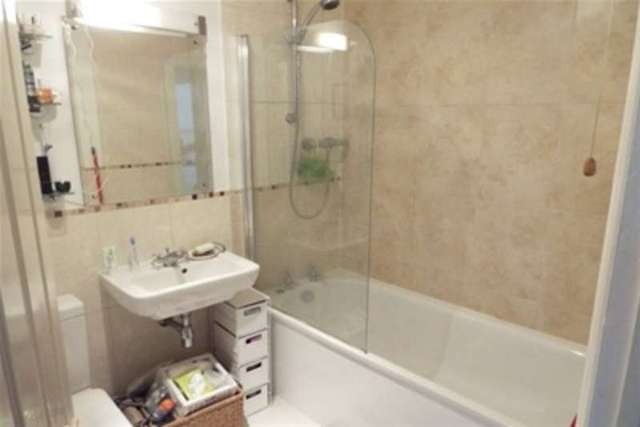  Image of 1 bedroom Flat to rent in Wellington Park Clifton Bristol BS8 at Bristol, BS8 2UW