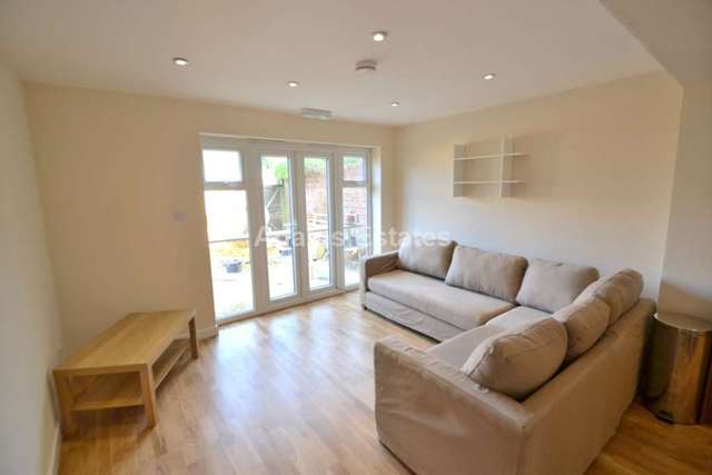  Image of 1 bedroom House Share to rent in Whitby Drive Reading RG1 at Whitby Drive  Reading, RG1 5HW