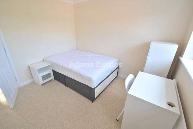  Image of 1 bedroom House Share to rent in Whitby Drive Reading RG1 at Whitby Drive  Reading, RG1 5HW