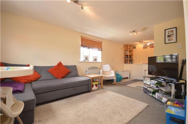  Image of 2 bedroom Flat to rent in Windermere Avenue London SW19 at South Wimbledon, SW19 3ER