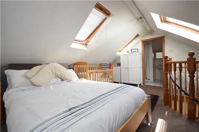  Image of 2 bedroom Flat to rent in Windermere Avenue London SW19 at South Wimbledon, SW19 3ER