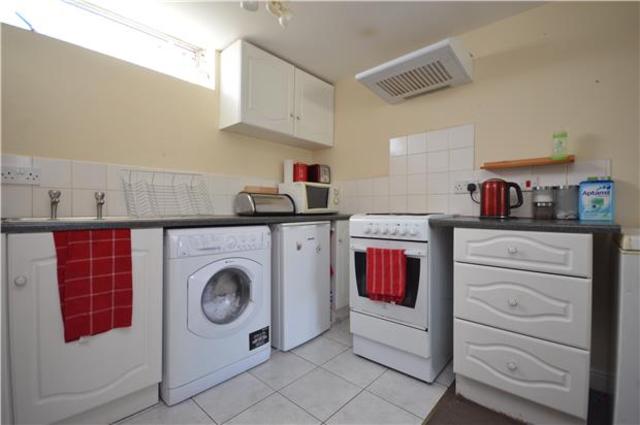  Image of 2 bedroom Flat to rent in Windermere Avenue London SW19 at South Wimbledon, SW19 3ER