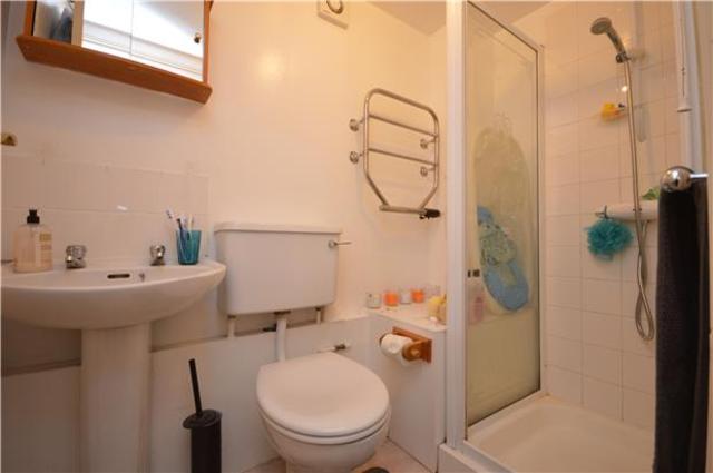  Image of 2 bedroom Flat to rent in Windermere Avenue London SW19 at South Wimbledon, SW19 3ER