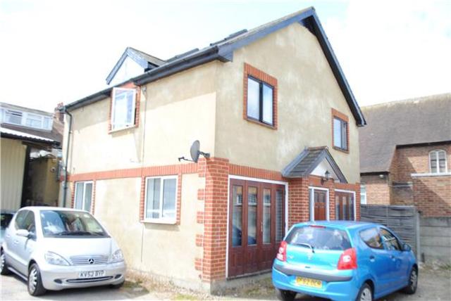  Image of 2 bedroom Flat to rent in Windermere Avenue London SW19 at South Wimbledon, SW19 3ER
