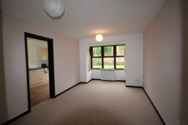  Image of 2 bedroom Flat to rent in Blenheim Road Reading RG1 at Reading, RG1 5NQ