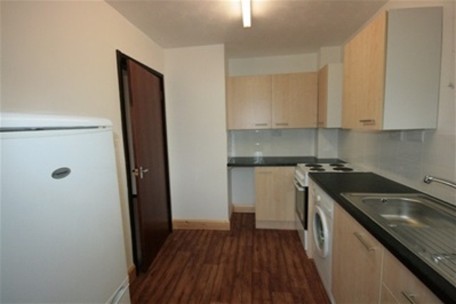  Image of 2 bedroom Flat to rent in Blenheim Road Reading RG1 at Reading, RG1 5NQ