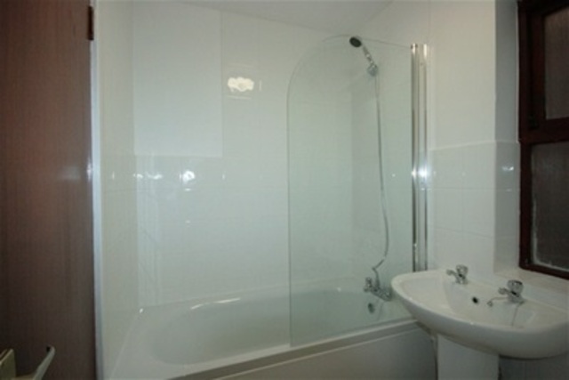  Image of 2 bedroom Flat to rent in Blenheim Road Reading RG1 at Reading, RG1 5NQ