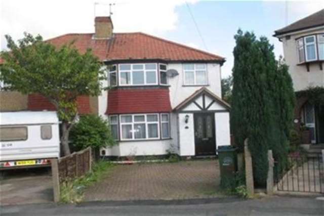 Image of 3 bedroom Property to rent in Hazlemere Gardens Worcester Park KT4 at Surrey, KT4 8AH