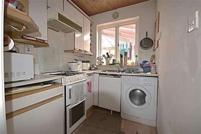  Image of 3 bedroom Property to rent in Hazlemere Gardens Worcester Park KT4 at Surrey, KT4 8AH