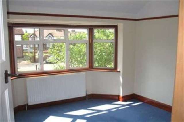  Image of 3 bedroom Property to rent in Hazlemere Gardens Worcester Park KT4 at Surrey, KT4 8AH