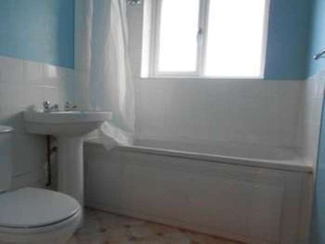  Image of 2 bedroom Flat to rent in Ryhope Walk Wolverhampton WV9 at Wolverhampton, WV9 5NB