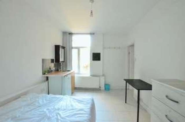  Image of 3 bedroom Flat to rent in Stepney Way London E1 at Stepney Way  London, E1 3BE
