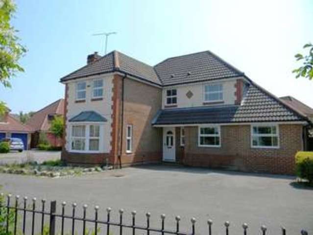  Image of 4 bedroom Detached house to rent in Peppard Road Maidenbower Crawley RH10 at Peppard Road Maidenbower Crawley, RH10 7QS