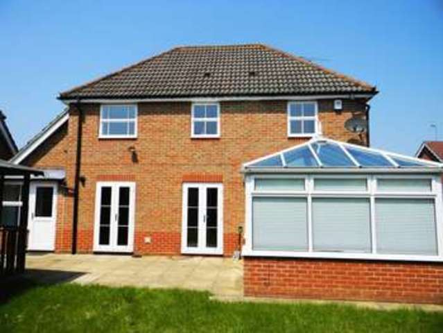  Image of 4 bedroom Detached house to rent in Peppard Road Maidenbower Crawley RH10 at Peppard Road Maidenbower Crawley, RH10 7QS